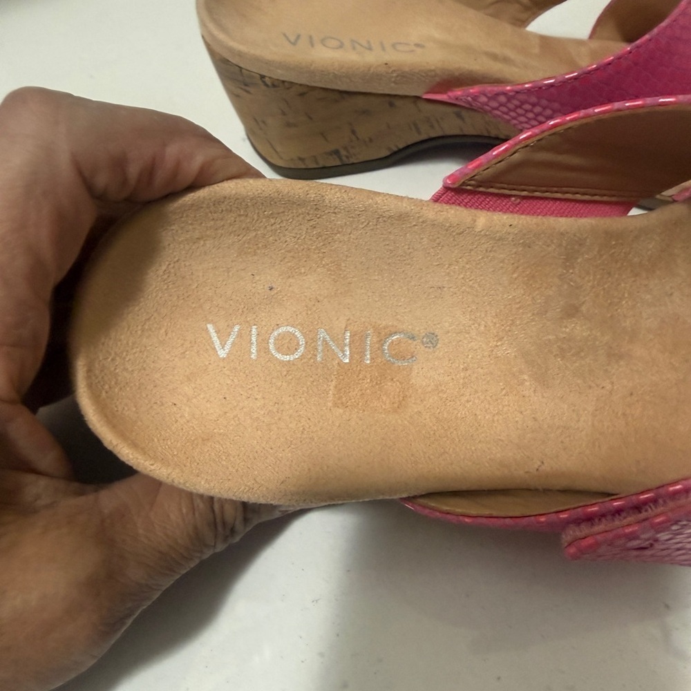 Vionic Women's Fuchsia Textured Mules in excellent conditions - Picture 8 of 16